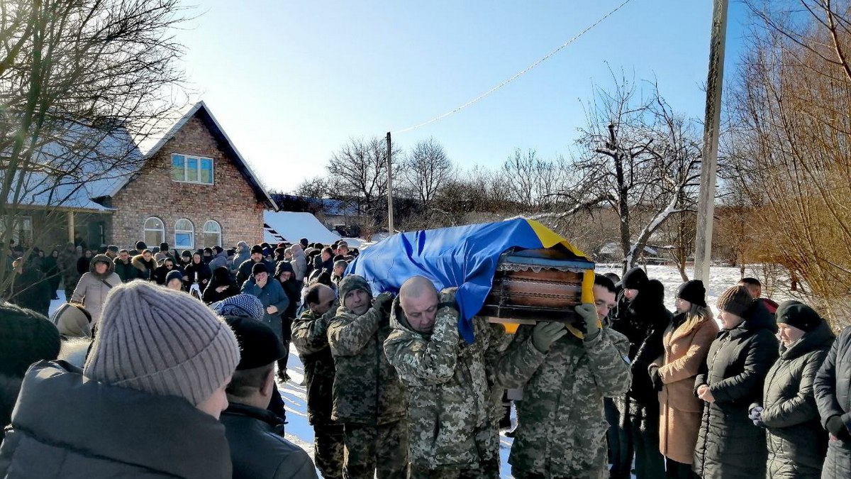 У Молодятині попрощалися із воїном Русланом Шелембиним на псевдо "Художник"