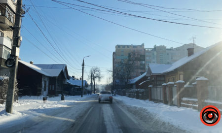 Як розчищають від снігу проїзд вулицями Коломиї
