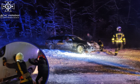 За добу рятувальники Прикарпаття звільняли з снігової пастки 5 транспортних засобів