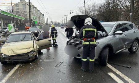 Внаслідок ДТП на Франківщині в авто затиснуло людину