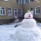 Садівник дитсадка зробив велетенського сніговика для дошкільнят Коломиї