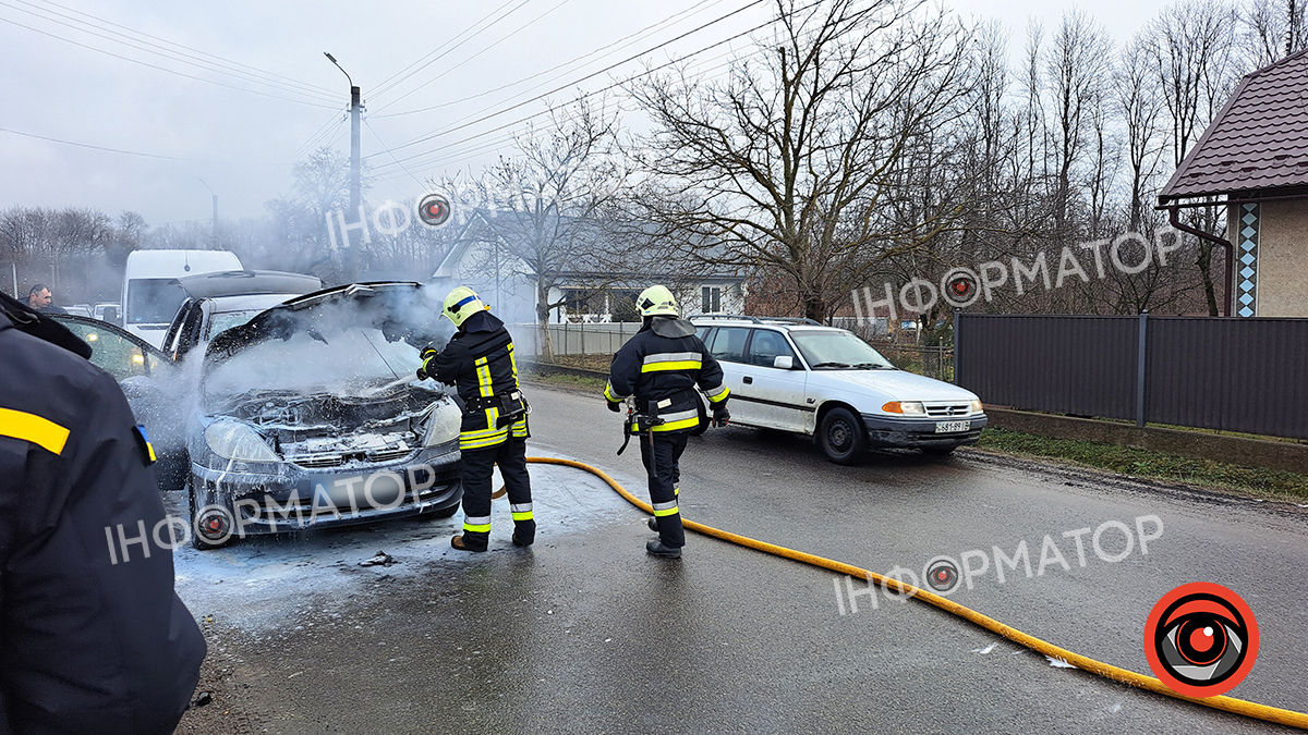 У Коломиї пожежники врятували від вогню автівку