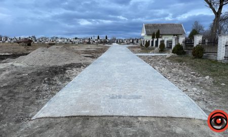 Як забрукували доріжки на кладовищі у Товмачику