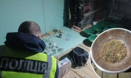 На Прикарпатті поліції затримала двох чоловіків за збут заборонених наркотичних речовин