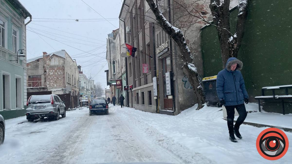 Як для пішоходів прибирають середмістя Коломиї від снігу