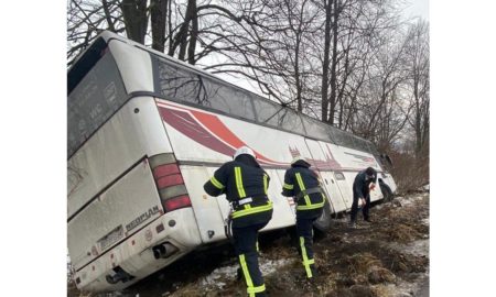 На Прикарпатті через лід на дорозі знесло автобус