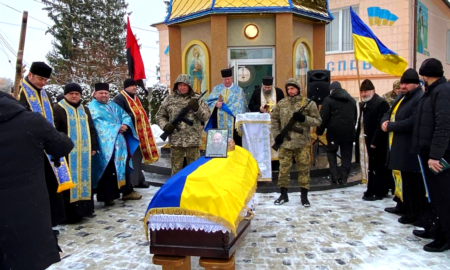 У Городенці громада на колінах зустріла загиблого Героя Романа Яринського