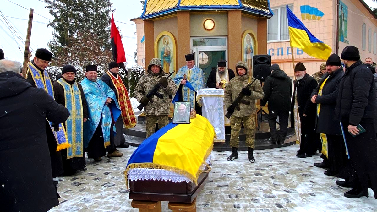 У Городенці громада на колінах зустріла загиблого Героя Романа Яринського