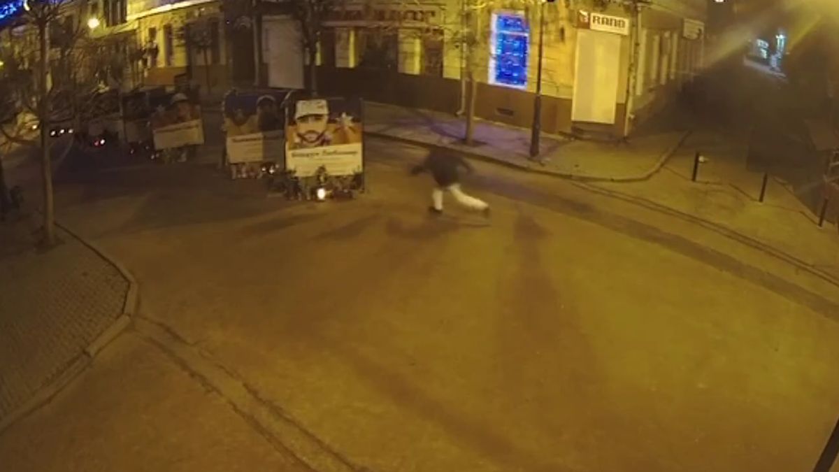 Поліція виклала відеозапис вандалізму біля стели загиблим захисникам в Коломиї і віднайшли покидька