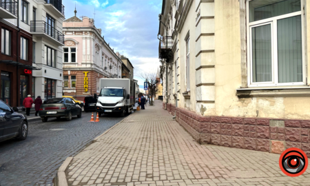 На початку вулиці Івана Франка в Коломиї ускладнений рух