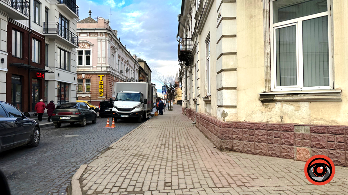 На початку вулиці Івана Франка в Коломиї ускладнений рух