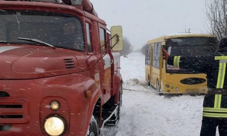 На Прикарпатті автобус з пасажирами застряг у снігу