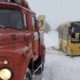 На Прикарпатті автобус з пасажирами застряг у снігу