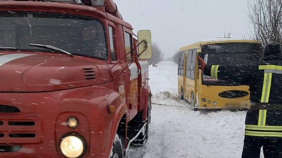 На Прикарпатті автобус з пасажирами застряг у снігу