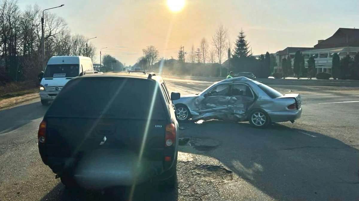 Внаслідок зіткнення "Mercedes-Benz" та "Mitsubishi" постраждало 5 людей
