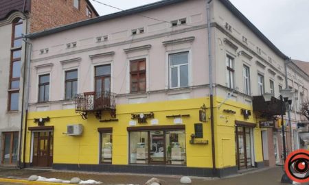 Яскраво-жовтий фасад у центрі Коломиї: містяни освистали дії підприємця і бездіяльність влади