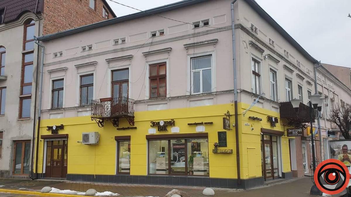 Яскраво-жовтий фасад у центрі Коломиї: містяни освистали дії підприємця і бездіяльність влади
