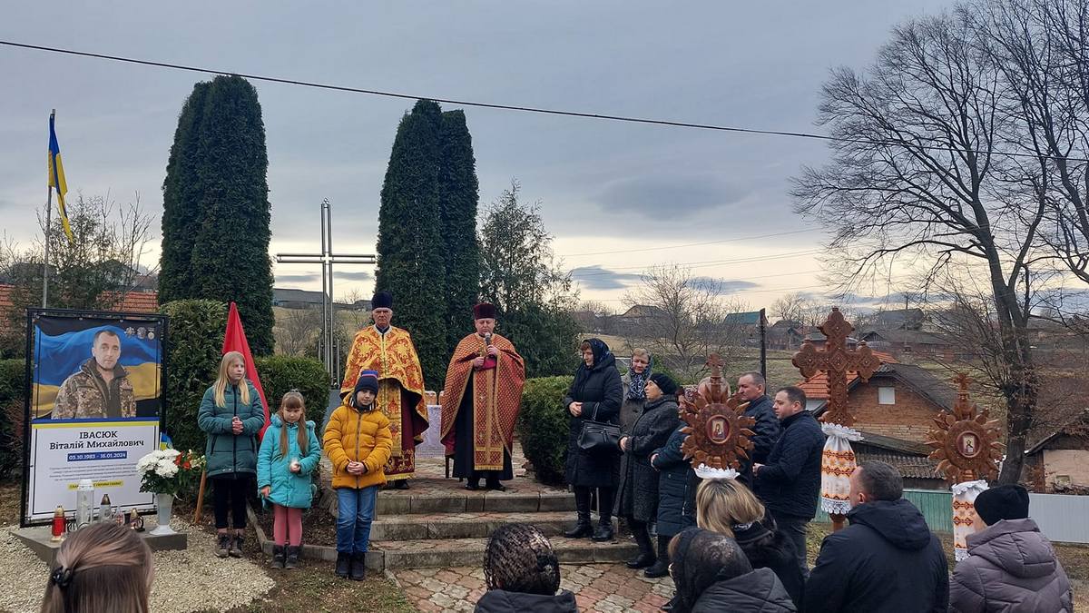 У П'ядицькій громаді відкрили меморіальний стенд загиблому воїну Віталію Івасюку