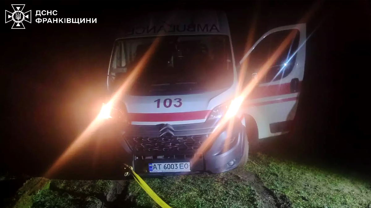 В Снятині ДСНСники допомагали витягнути автомобіль екстреної медичної допомоги на дорогу