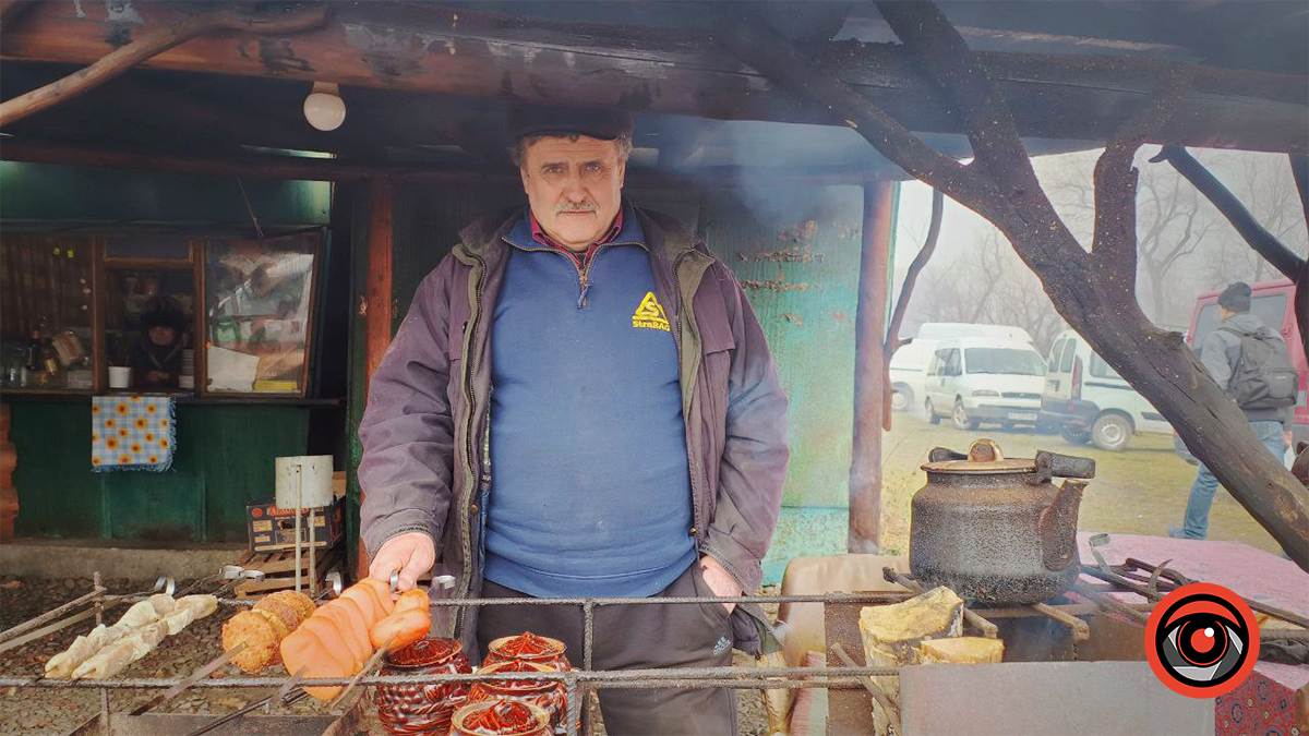 Чоловік торгує шашликом 