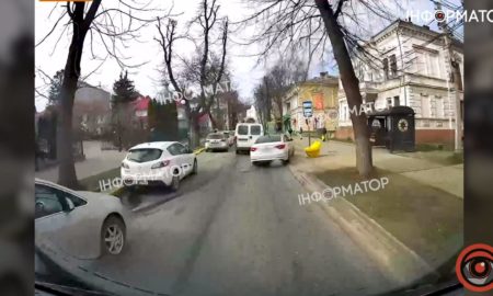 Водій білого Hyundai обігнав авто прямо по зупинці маршруток у Коломиї