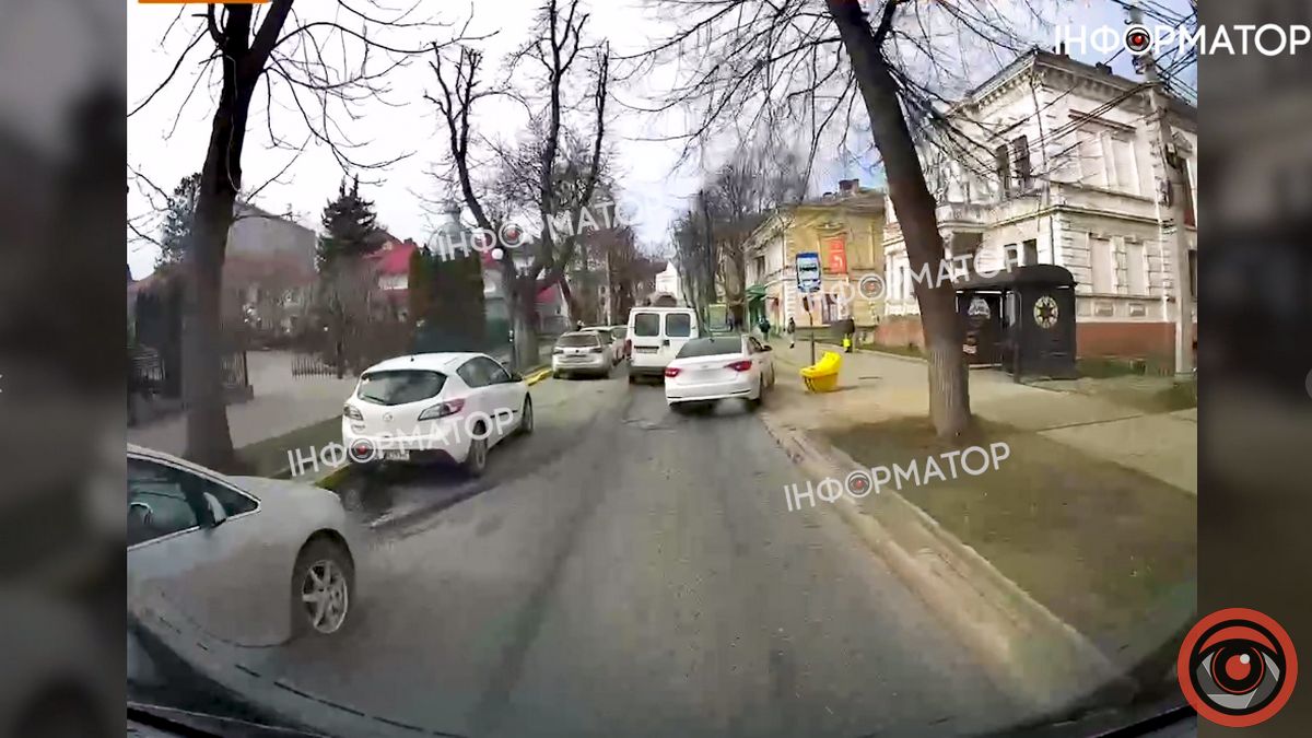 Водій білого Hyundai обігнав авто прямо по зупинці маршруток у Коломиї