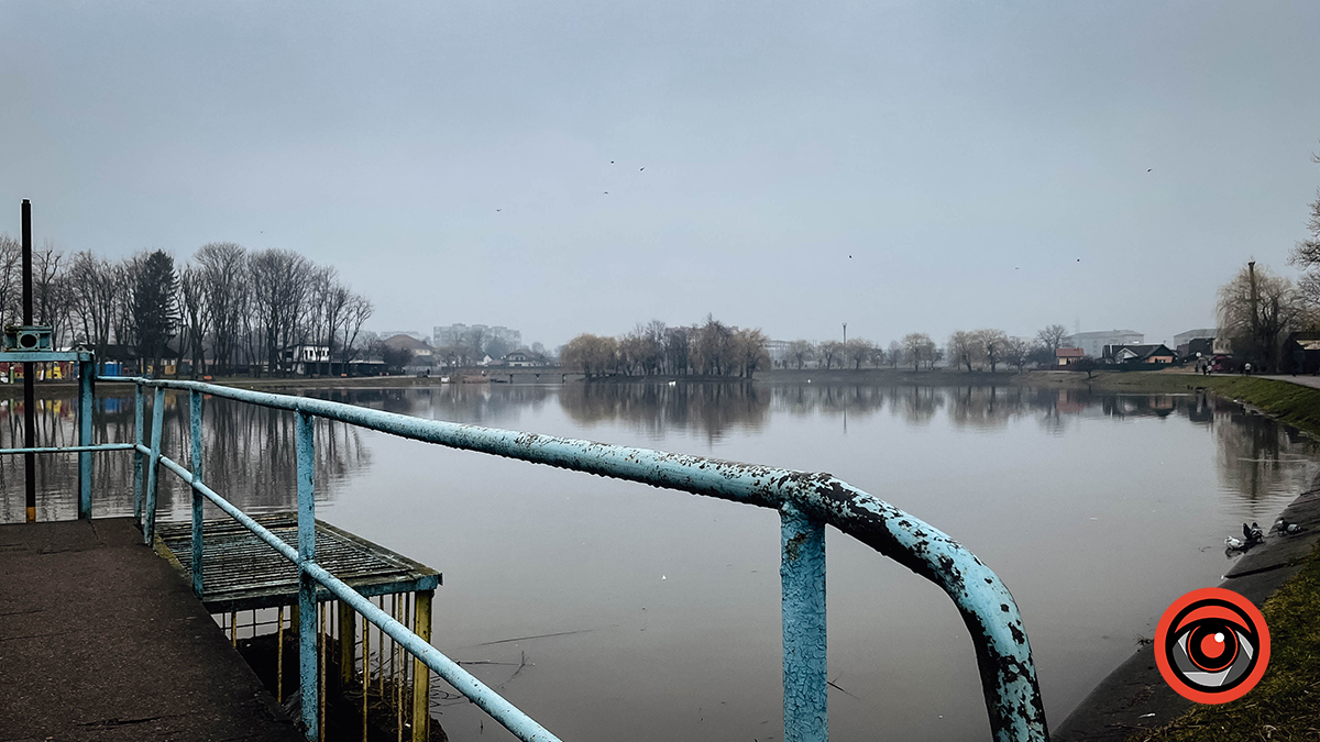 В останній день зими в Коломиї ДСНСники врятували з озера чоловіка