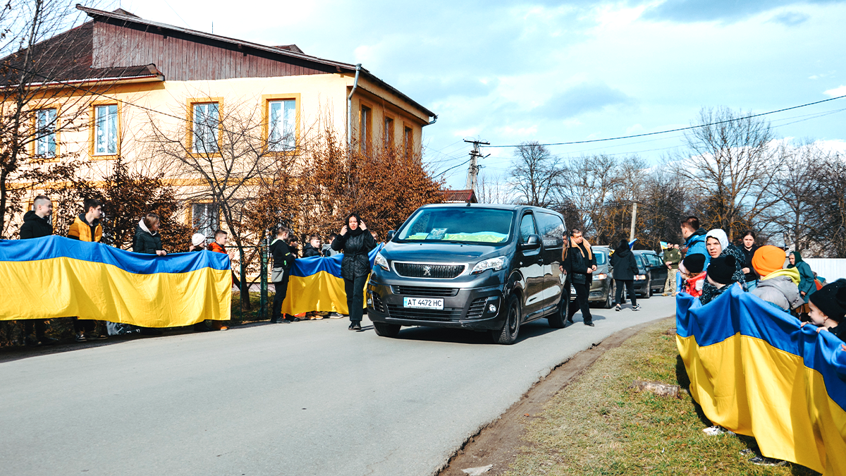 На колінах Нижній Вербіж зустрічав Героя Дмитра Олексюка