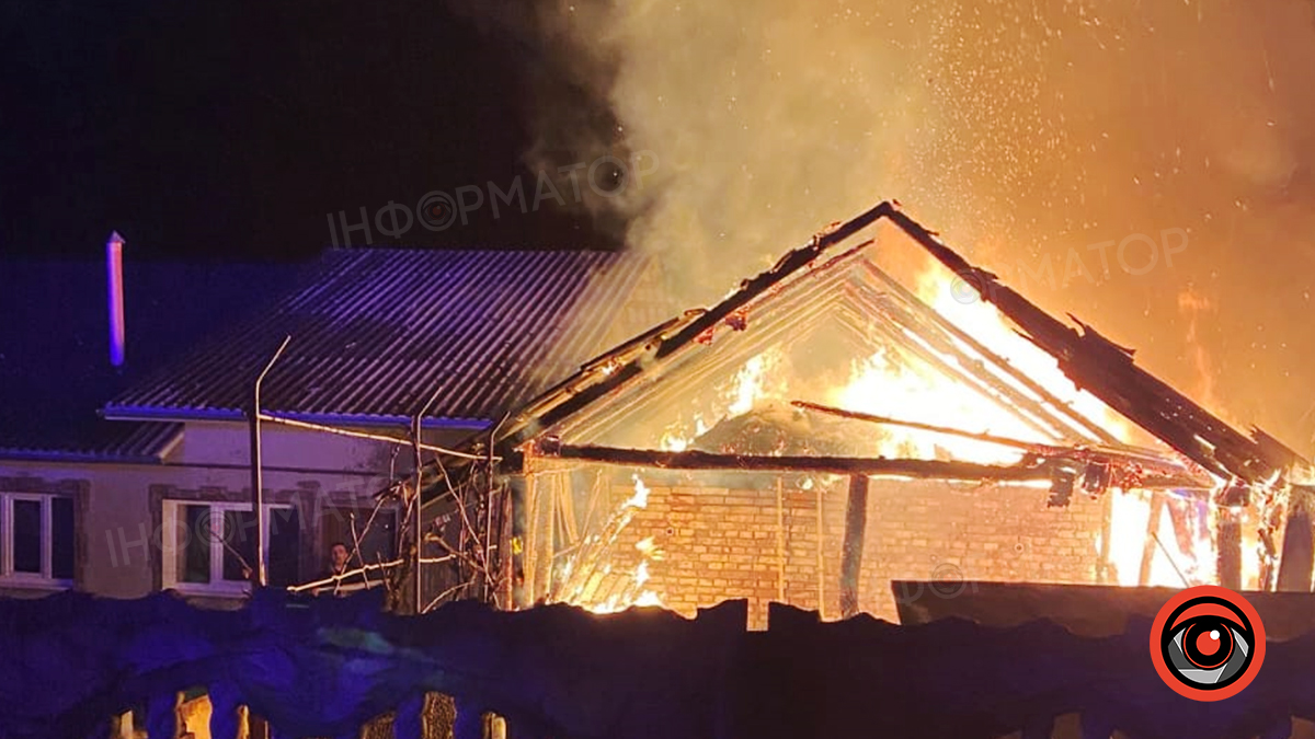 На Коломийщині згорів господарський комплекс, де було кілька тонн кормів та речі