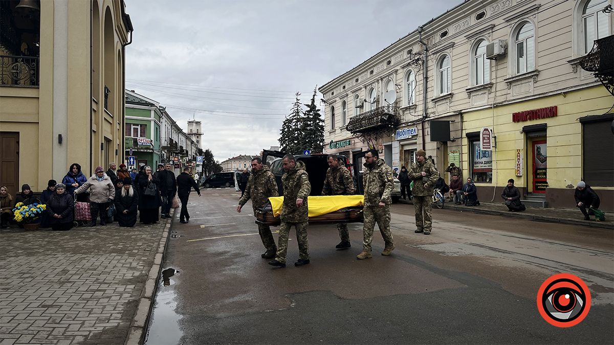 Назавжди 43... Коломияни зустріли скорботний кортеж з тілом Героя Михайла Дрогомирецького