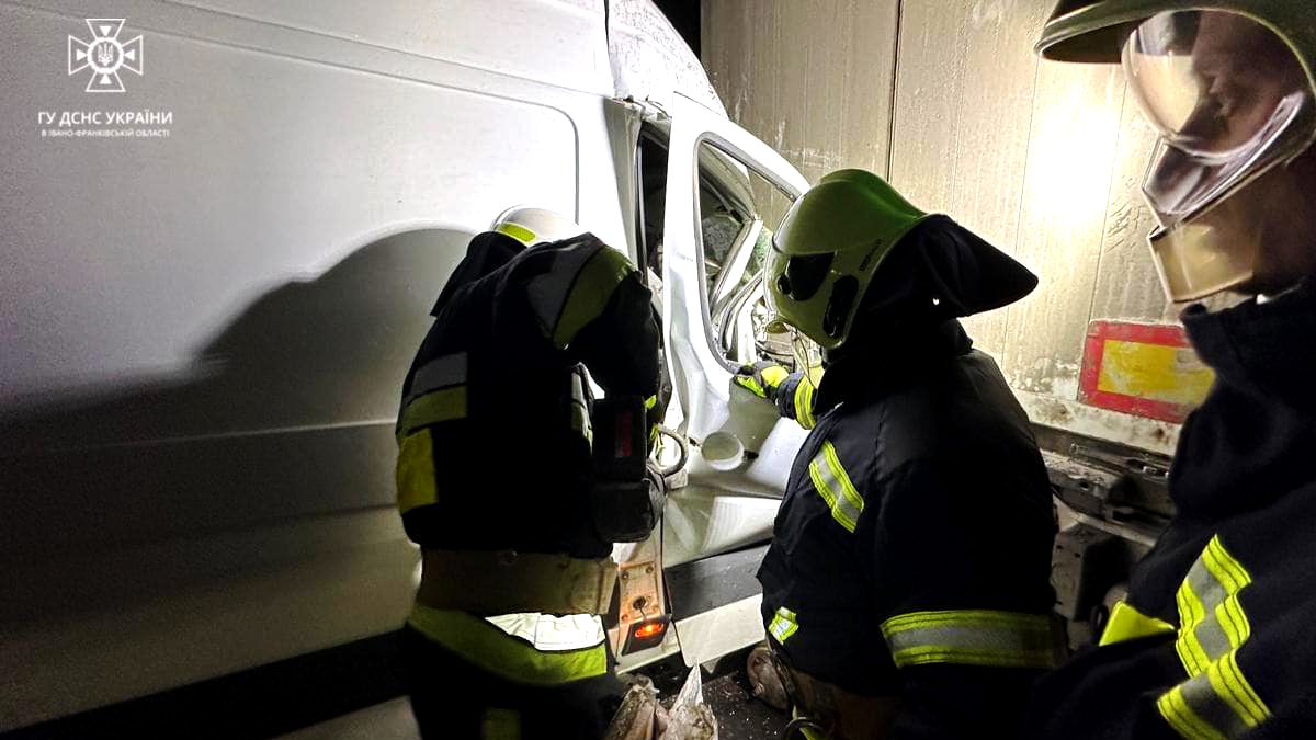 На Франківщині внаслідок ДТП водія затисло в салоні автомобіля