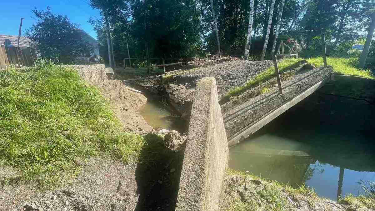 Новий міст через річку Ключівку на Коломийщині не встигли збудувати минулого року, відтак провели новий тендер