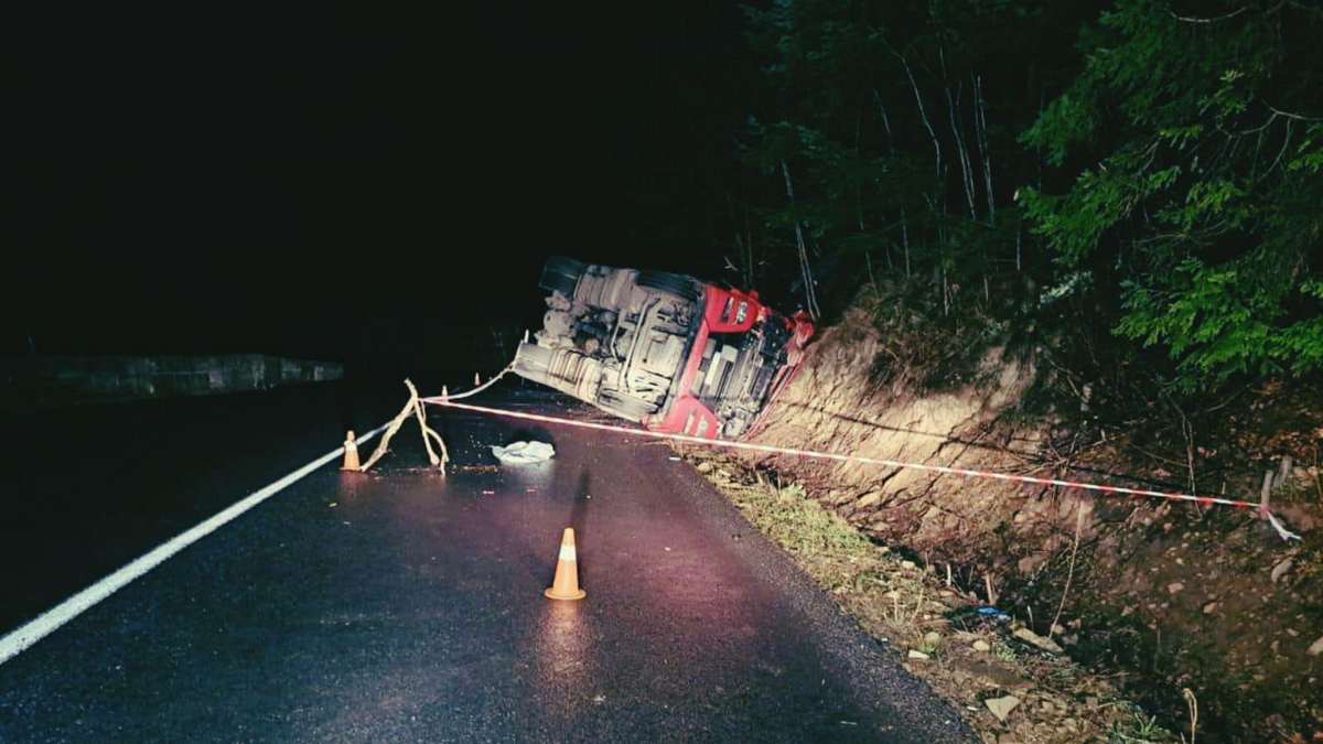 За добу три ДТП сталось на Прикарпатті: загинув водій, пішохід та травмувався велосипедист