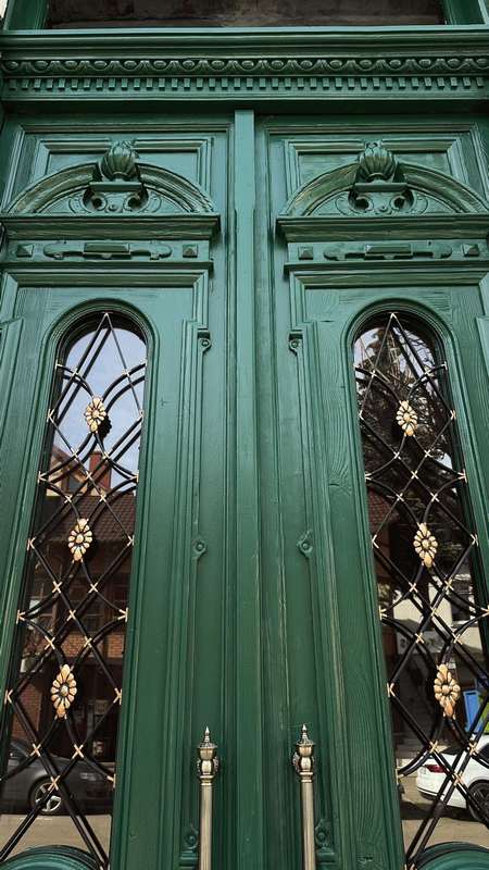 У середмісті Коломиї відреставрували давні фактурні двері