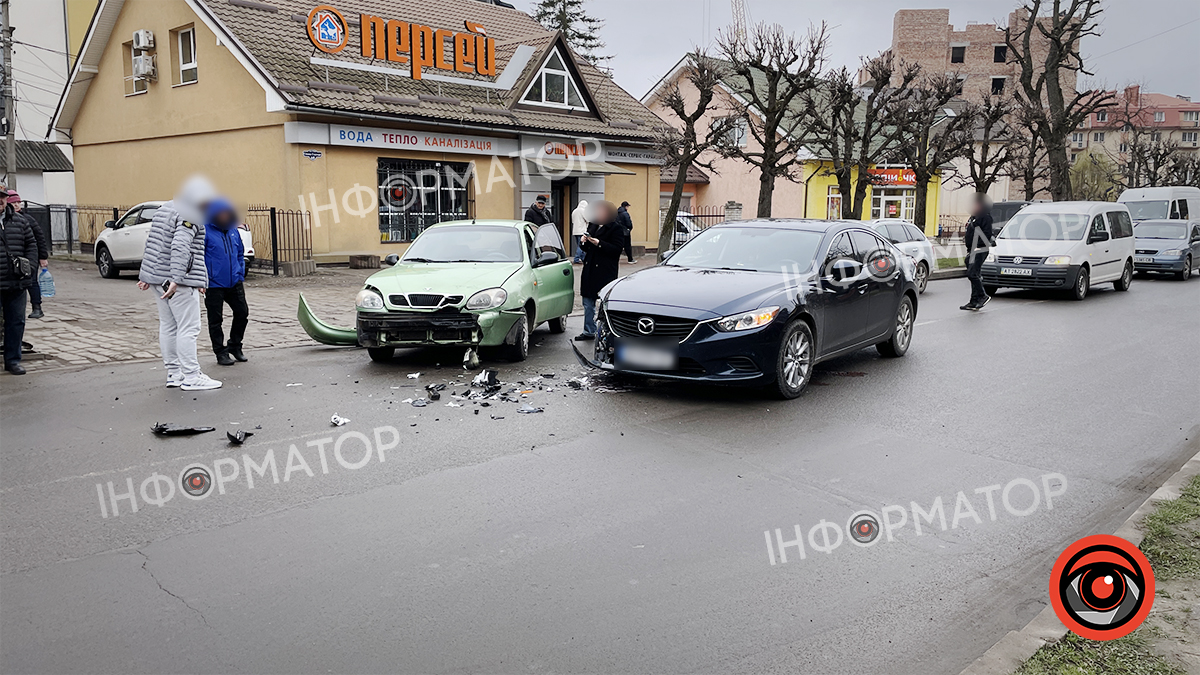 ДТП у Коломиї: не розминулись “Mazda” та “Daewoo”. ФОТО