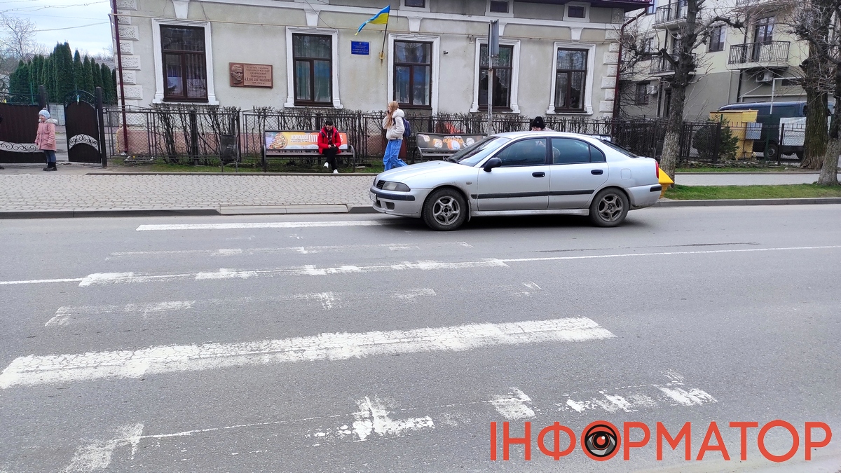 Водій у Коломиї припаркувався на зебрі біля школи