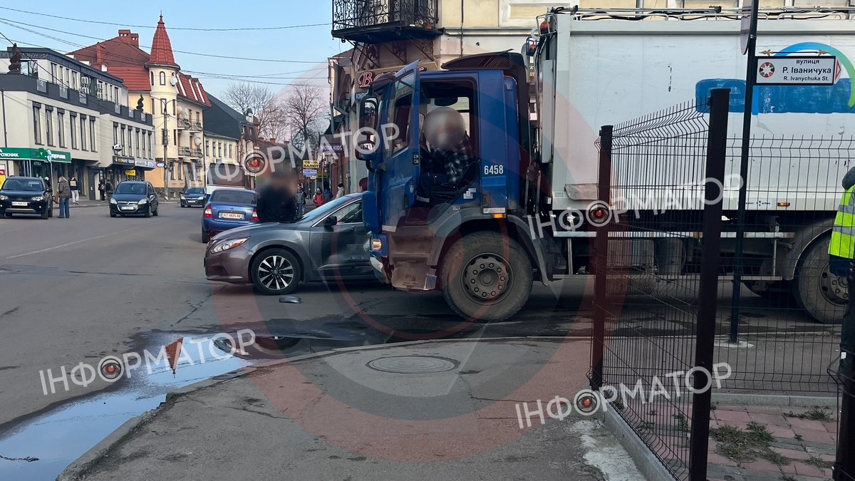 У центрі Коломиї сталась ДТП за участі вантажівки та легковика