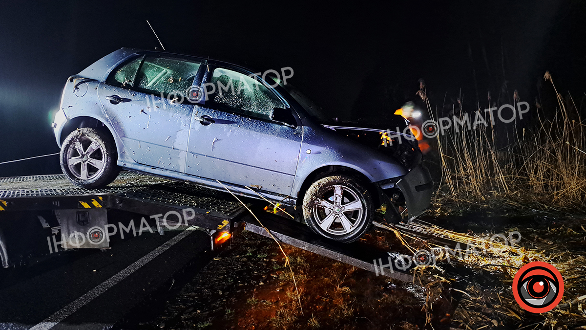 Ввечері неподалік Коломиї легковик злетів у кювет: постраждала водійка