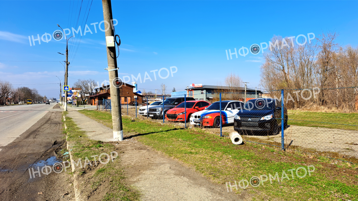 На вулиці Карпатській у Коломиї бетонна електроопора стоїть в аварійному стані