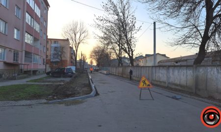 Дочекалися: в мікрорайоні Крип'якевича взялись облаштовувати тротуар