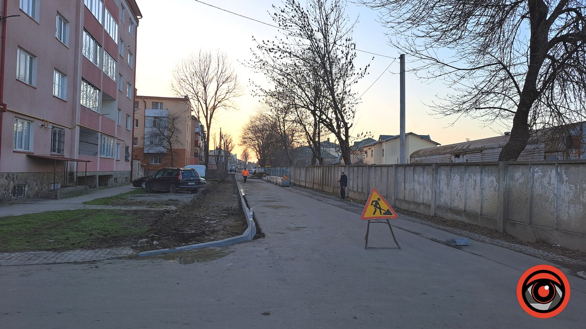 Дочекалися: в мікрорайоні Крип'якевича взялись облаштовувати тротуар