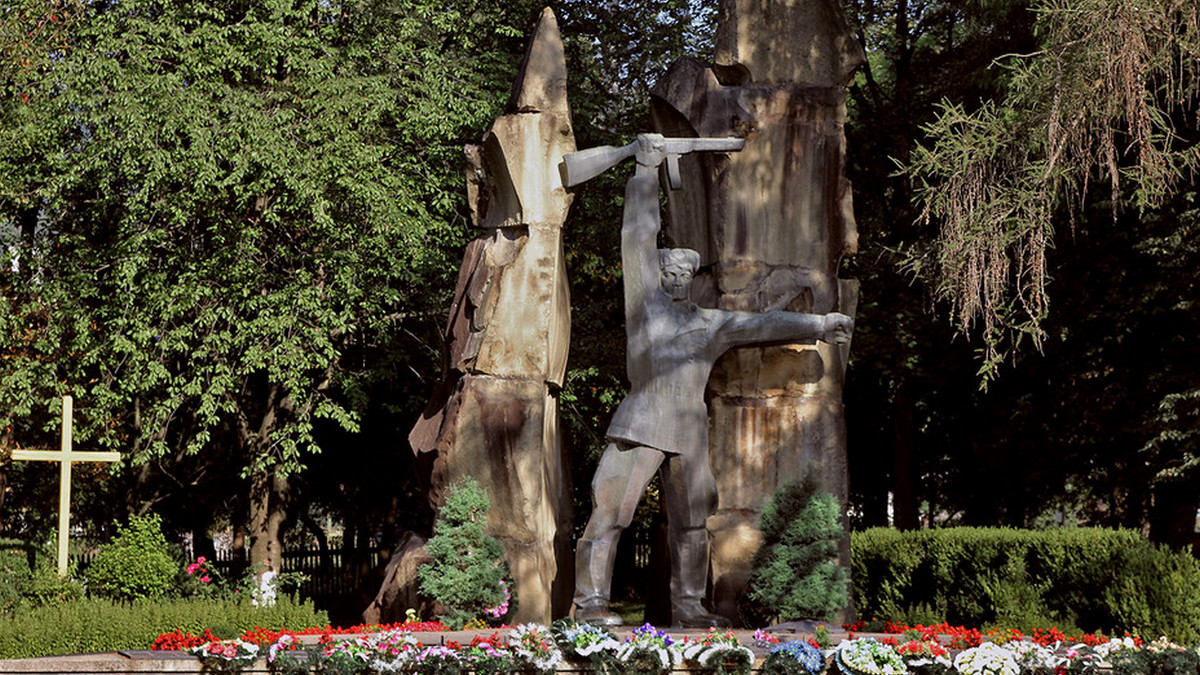 Чому влада Яремче нічого не робить із радянським пам'ятником ковпаківцям