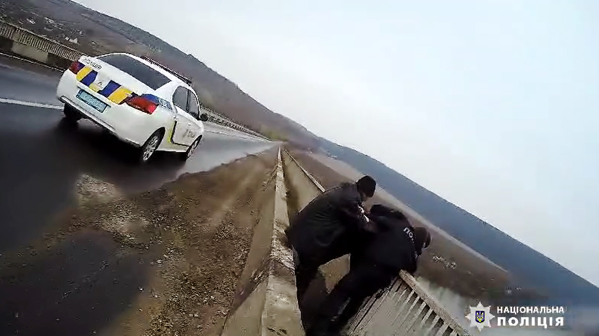 На Городенківщині поліцейські врятували жінку, яка хотіла зістрибнути з мосту