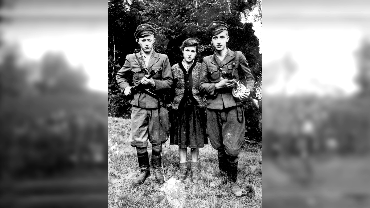 Мирослав Симчич (зліва) та Ольга й Василь ("Буйтур") Синітовичі, орієнтовно 1945 рік