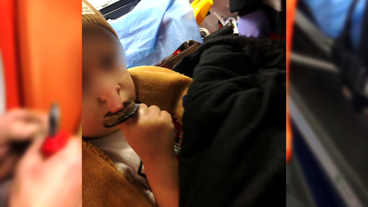 На Прикарпатті рятувальники допомагали витягнути палець дитини з іграшки