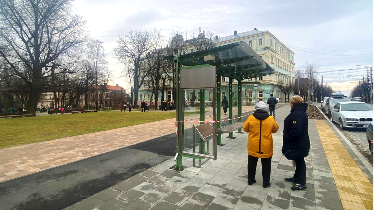 Заради експерименту | В Чернівцях перенесли нову автобусну зупинку, бо там не їздить транспорт