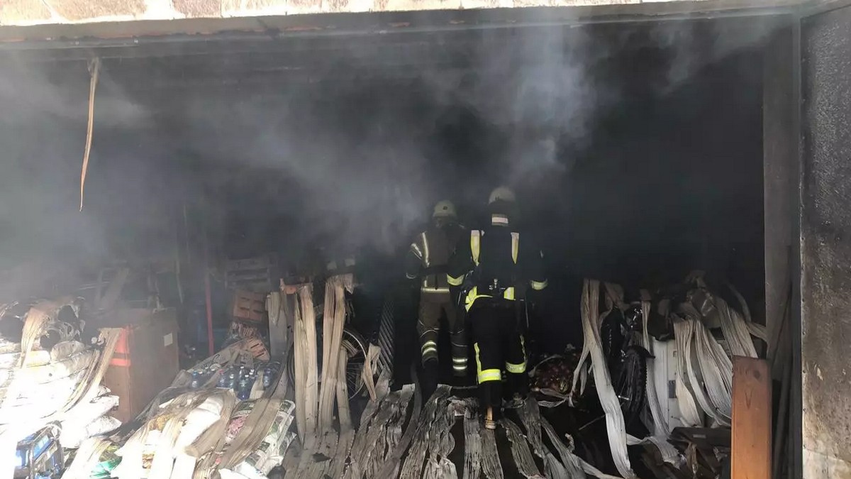 На Косівщині спалахнула пожежа в приміщенні магазину