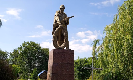 Знести не можна залишити: у Гвіздці вирішуватимуть долю монументу радянському солдату