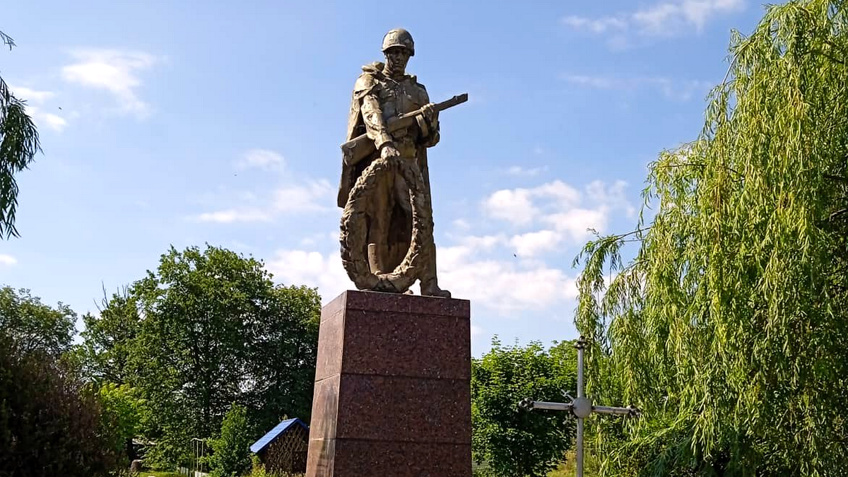 Знести не можна залишити: у Гвіздці вирішуватимуть долю монументу радянському солдату