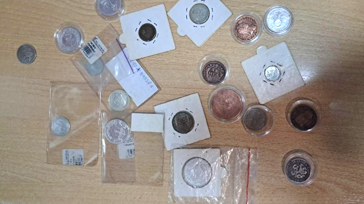 Іноземець намагався вивезти з України майже два десятки старовинних монет